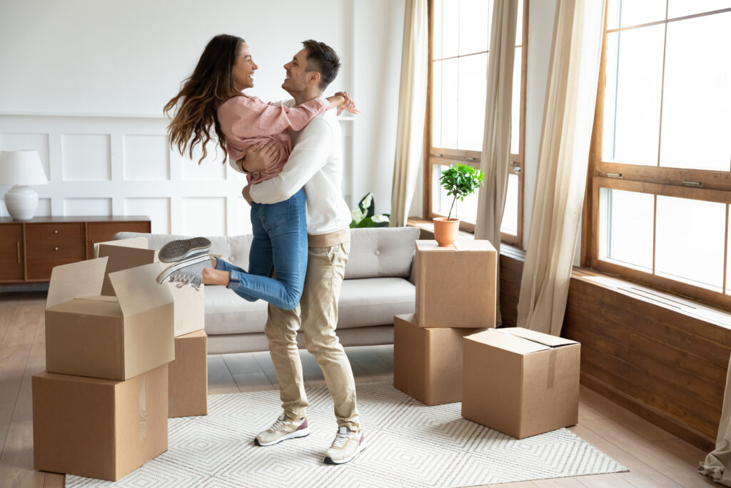 vente, immobilier, bien, couple heureux, emménagement, période idéale